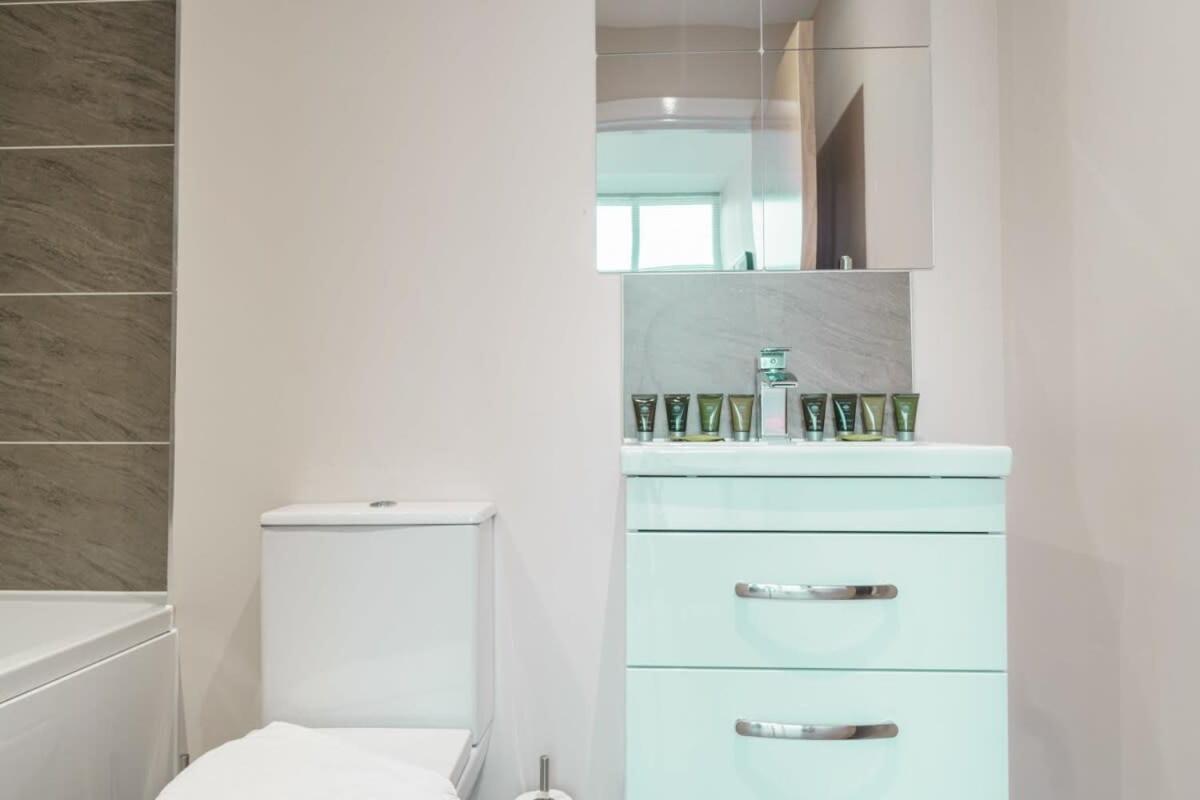 Bright 1 Bed Apartment Manchester - Sleeps 2 Buitenkant foto